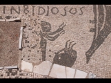 02852 ostia - regio v - insula v - caseggiato dell'invidioso (v,v,1) - mosaik - junge macht geste mit den haenden - 06-2024.jpg